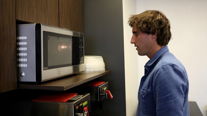Сотрудник в офисе наблюдал три минуты за приготовлением пищи в микроволновке