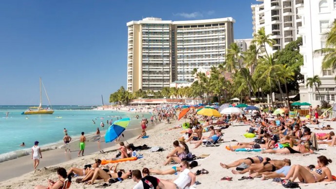 Гавайская туристическая реклама хвастается белоснежными песчаными туристами, насколько хватает глаз