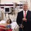 Дональд Трамп на церемонии открытия новой Больницы по традиции торжественно перерезает кислородную т