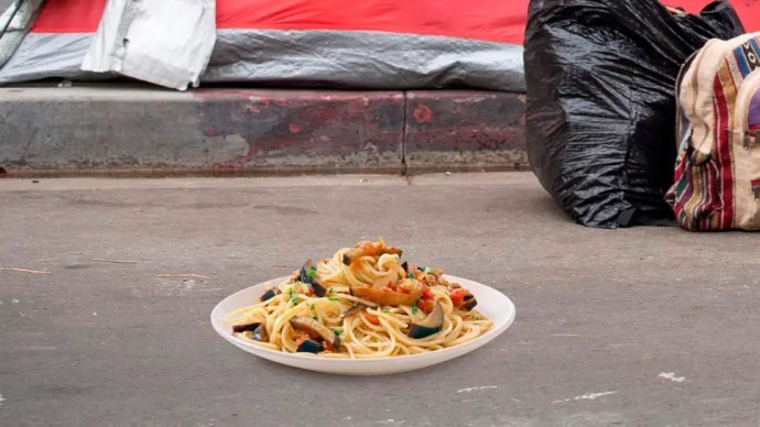 Лос-Анджелес предупреждает жителей не прикасаться к оставленной отравленной еде, чтобы справиться с эпидемией бездомных