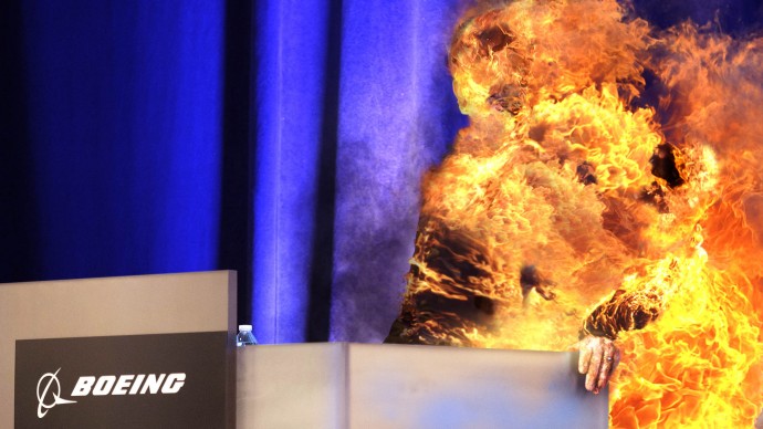 Boeing оправдывается после того, как их новый гендиректор загорается во время пресс-конференции