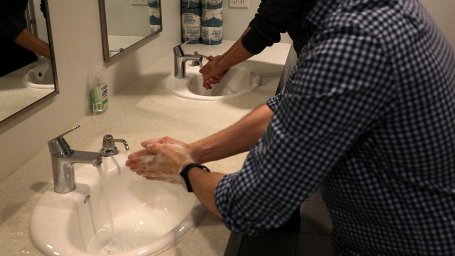 Будни в офисах. Как сообщается, ежедневное мытьё рук превращается в получасовой ритуал