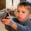 Измученные в самоизоляции родители изо всех сил стараются ограничить ребенка с помощью пистолета