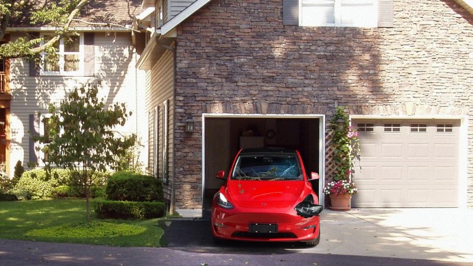 Домовладелица отгоняет дикую машину без водителя, рыщущую по её гаражу