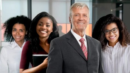 Компания рекламирует найм трех чернокожих женщин, которые будут стоять рядом с генеральным директором