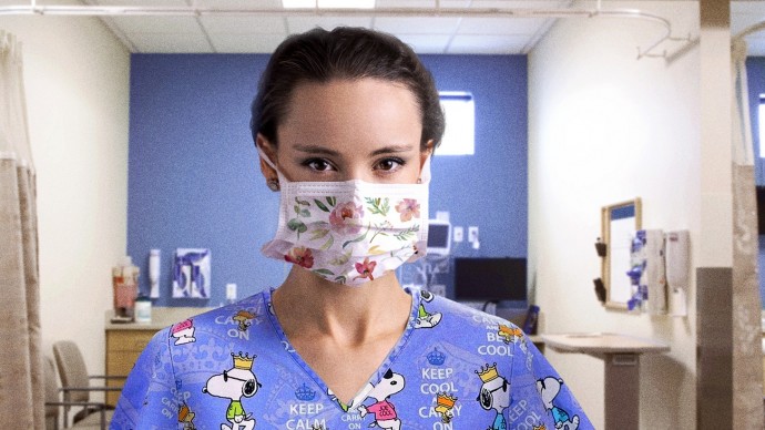 Медсестра в цветочной маске для лица и Снупи на халате, должно быть думает, что это какая-то шутка