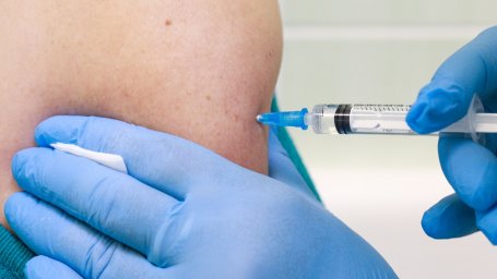 Американцы вступают в новую фазу распространения вакцины, где Козероги, гимнасты, бездетные дяди теперь имеют право на прививку
