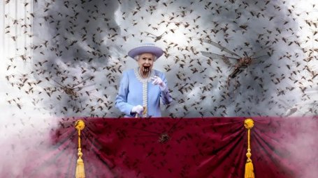 Королева Елизавета, кишащая саранчой, объявляет о 1000-летнем царстве хаоса во время юбилея Бримстоуна