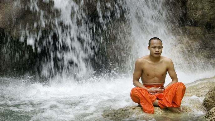 Медитирующий монах повёл себя, как последний осёл, заняв лучшее место для медитации под водопадом на целый час