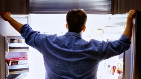 Человек распахивает двери холодильника, как феодал, выходящий на балкон, чтобы посмотреть на свои владения