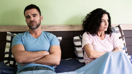 Стесненная в средствах пара вынуждена делить постель