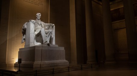 Исследование: Мемориал Линкольна — самое мощное свидетельство приверженности американцев к сидению
