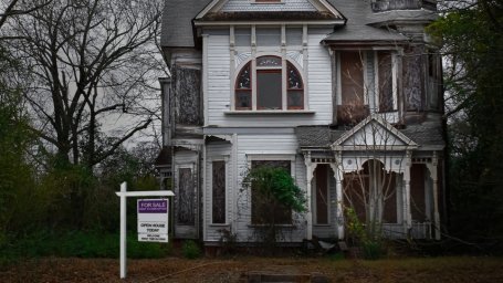 Риэлтор предлагает старый викторианский дом, как идеальное место для убийства семьи