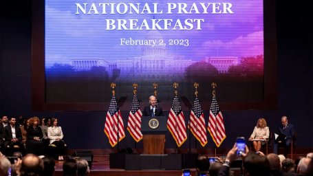 Байден упомянул на Национальном молитвенном завтраке, что он несколько раз был на небесах