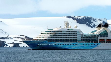 Норвежский круизный лайнер представляет тур по Арктике "Сейчас или никогда"