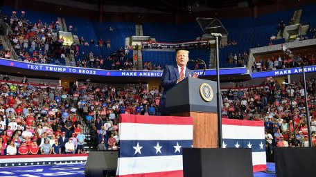 Белый дом объявляет, что все население США в количестве 6200 человек посетило митинг Трампа в Талсе