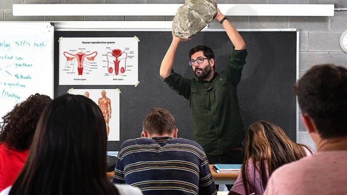 Обновленная учебная программа Техасского сексуального образования учит детей, как забивать камнями шлюх