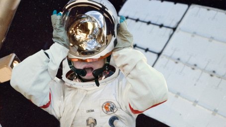 Астронавт поднимает шлем, чтобы быстро глотнуть запретный глоток космического воздуха