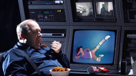 Отчет: Большинство взломов происходит во время просмотра охранником видео аэробики, когда он ест большую тарелку чили