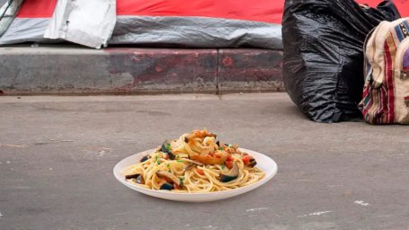 Лос-Анджелес предупреждает жителей не прикасаться к оставленной отравленной еде, чтобы справиться с эпидемией бездомных
