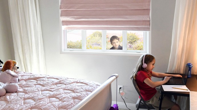 Ученики без доступа в интернет смогут посещать занятия удаленно, заглядывая в окна домов более состоятельных одноклассников