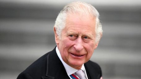 Взволнованная британская общественность смотрит прямую трансляцию операции короля Чарльза на простате