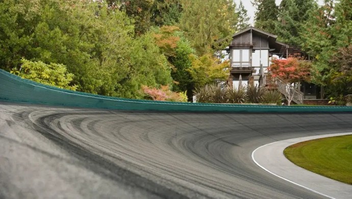 Родители поддерживают мечту сына стать гонщиком NASCAR, построив 2,5-мильный автодром на заднем дворе