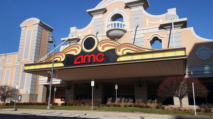 Отчаянная сеть кинотеатров AMC рекламирует театры, как хорошие темные места для подростков, чтобы потереть друг другу гениталии