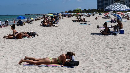 Флорида пытается увеличить количество прививок, оставляя наполненные вакциной шприцы вокруг пляжей