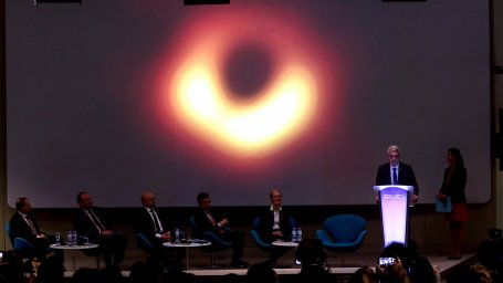Теоретические астро-фетишисты полагают, что чёрные дыры могут использоваться для анонимного секса в параллельных Вселенных