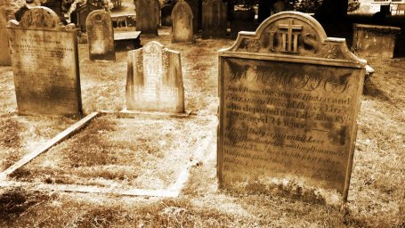 Борнмутский мужчина был осужден за то, что лежал на могиле голый и рыдал
